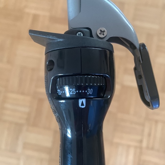 1/2 inch Curling Iron (Revlon) - Picture 3 of 7